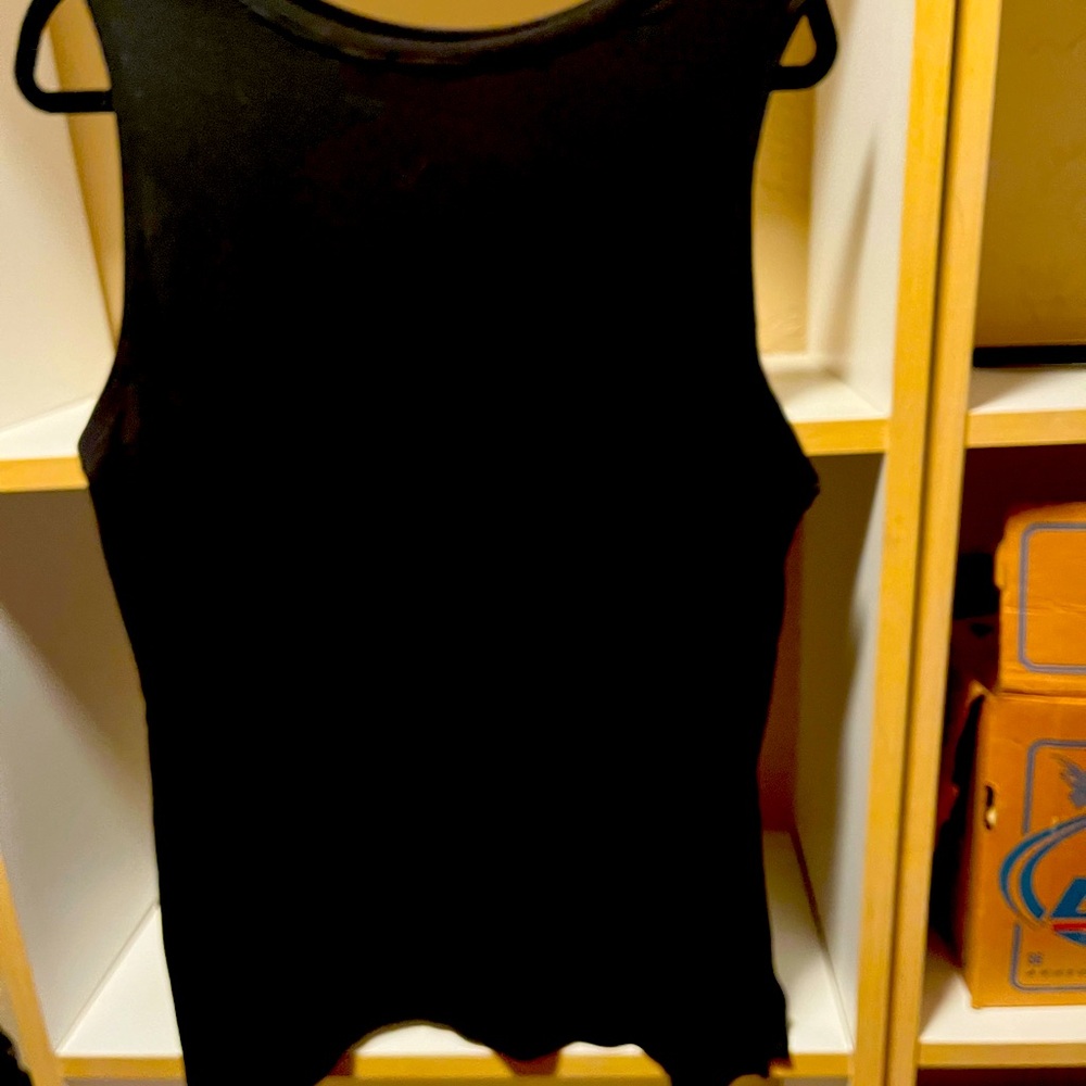 Ample fit, sleeveless tank.
